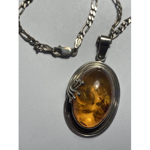 827 - A MARKED SILVER NECKLACE WITH AMBER PENDANT IN A PRESENTATION BOX