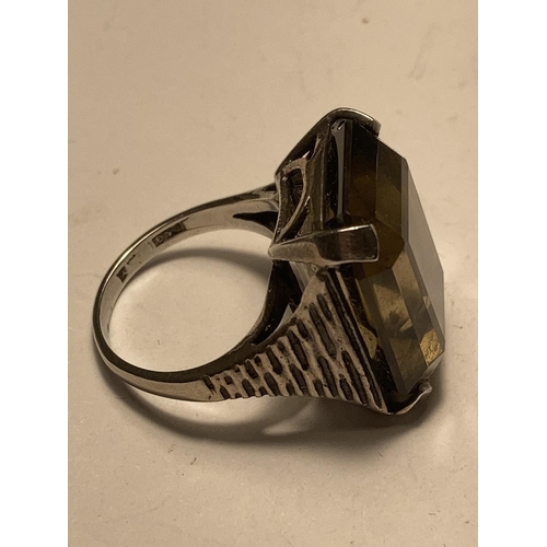 829 - A MARKED SILVER RING WITH A LARGE RECTANGULAR SMOKY STONE IN A PRESENTATION BOX