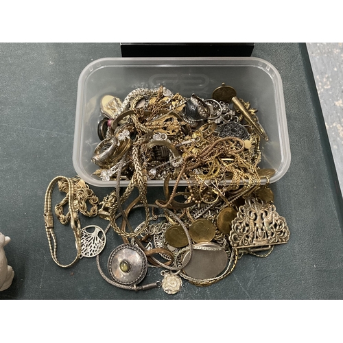 103 - A QUANTITY OF VINTAGE COSTUME JEWELLERY TO INCLUDE NECKLACES, BRACELETS, RINGS, ETC