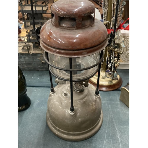 109 - A VINTAGE TILLEY LAMP WITH BROWN ENAMEL TOP