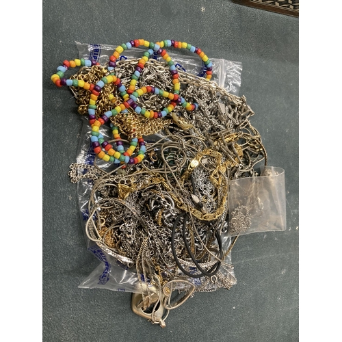 112 - A QUANTITY OF VINTAGE COSTUME JEWELLERY TO INCLUDE NECKLACES, ETC