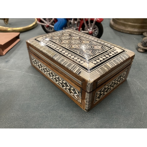 115 - A VINTAGE INLAID DESIGN BOX