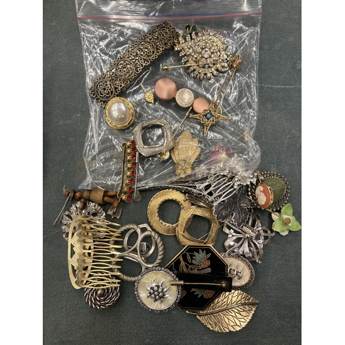 124 - A BAG OF ASSORTED COSTUME JEWELLERY, BROOCHES ETC