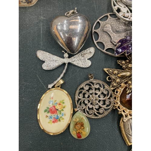 137 - A GROUP OF COSTUME JEWELLERY LOCKETS AND PENDANTS