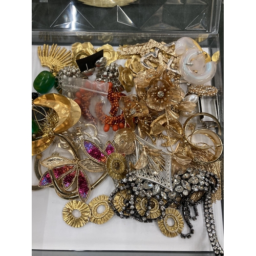 140 - A LARGE COLLECTION OF ASSORTED COSTUME JEWELLERY IN JEWELLERY BOX AND FURTHER CASE