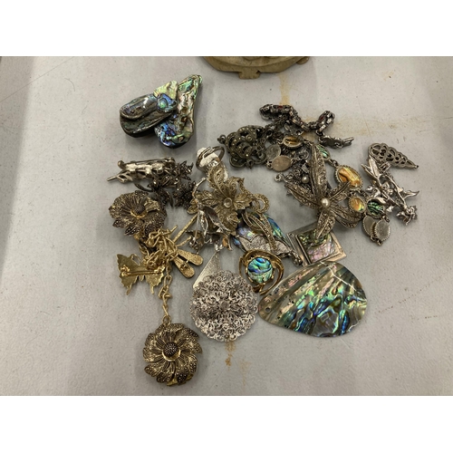 149 - A GROUP OF COSTUME JEWELLERY BROOCHES ETC