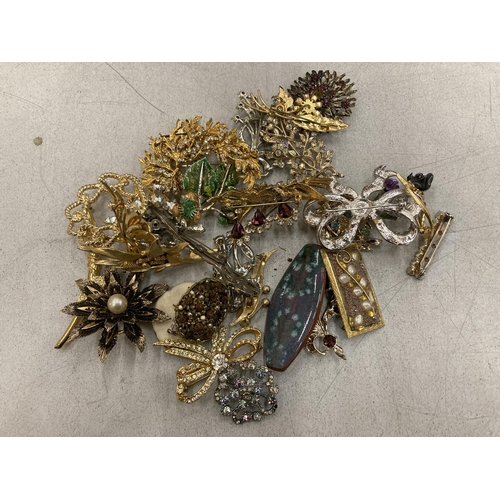 157 - A MIXED LOT OF COSTUME JEWELLERY BROOCHES