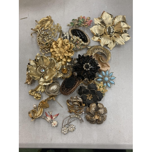 166 - A MIXED LOT OF COSTUME JEWELLERY BROOCHES