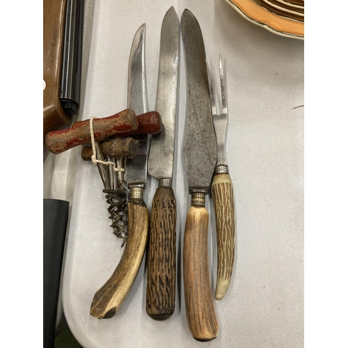 167 - A MIXED LOT TO INCLUDE VINTAGE CORKSCREWS AND HORN HANDLED KNIVES