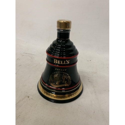 599 - A BOXED 70CL BOTTLE - BELLS CHRISTMAS 1992 OLD SCOTCH WHISKY DECANTER