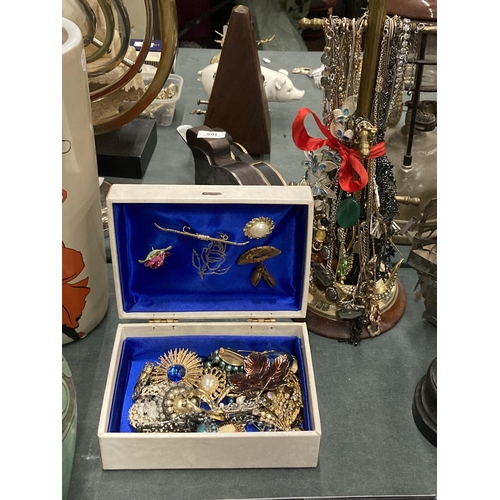 231 - A GROUP OF ASSORTED COSTUME JEWELLERY TO INCLUDE WOODEN DISPLAY STAND AND BOX OF BROOCHES