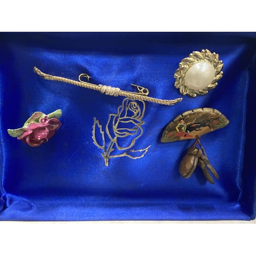 231 - A GROUP OF ASSORTED COSTUME JEWELLERY TO INCLUDE WOODEN DISPLAY STAND AND BOX OF BROOCHES