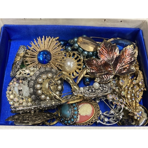 231 - A GROUP OF ASSORTED COSTUME JEWELLERY TO INCLUDE WOODEN DISPLAY STAND AND BOX OF BROOCHES