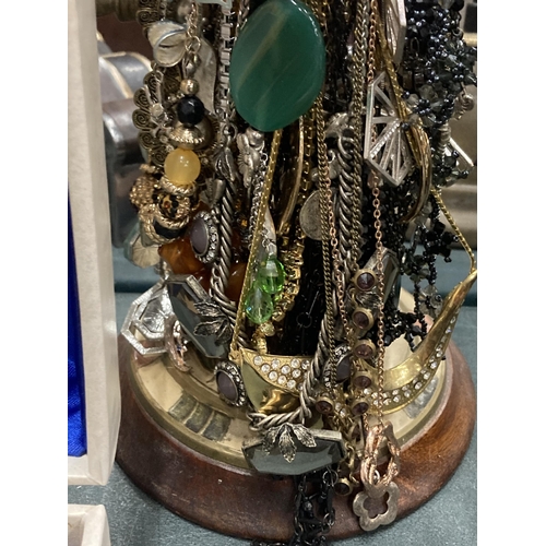 231 - A GROUP OF ASSORTED COSTUME JEWELLERY TO INCLUDE WOODEN DISPLAY STAND AND BOX OF BROOCHES