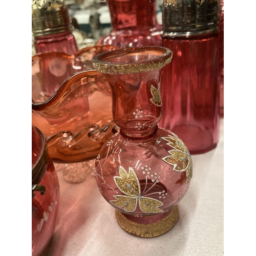 236 - A MIXED GROUP OF VINTAGE CRANBERRY GLASSWARE TO INCLUDE JUGS, VASES ETC