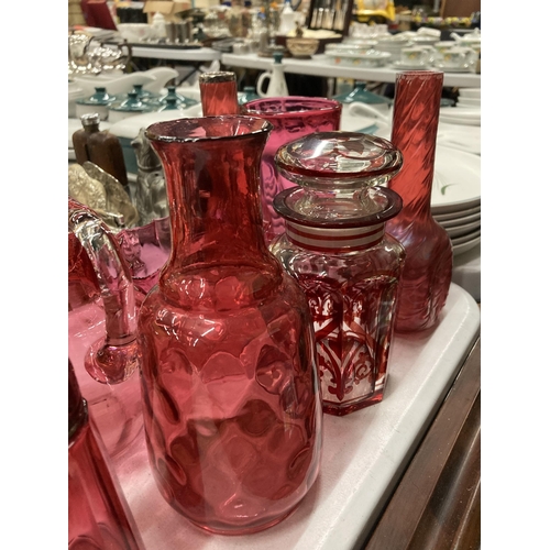 236 - A MIXED GROUP OF VINTAGE CRANBERRY GLASSWARE TO INCLUDE JUGS, VASES ETC