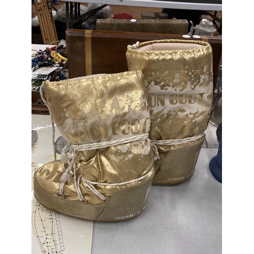 251 - A PAIR OF RETRO GOLD TECNICA MOON BOOTS