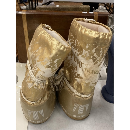 251 - A PAIR OF RETRO GOLD TECNICA MOON BOOTS