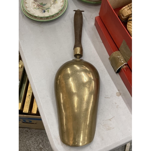 270 - A VINTAGE BRASS AND WOODEN HANDLED GRAIN/FLOUR SCOOP