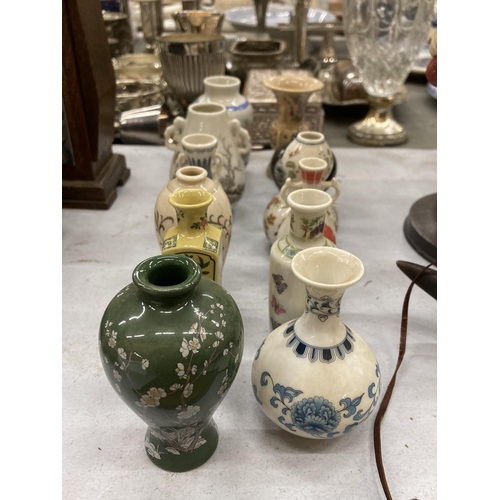 274 - A GROUP OF MINIATURE ORIENTAL PORCELAIN VASES AND PAIR OF VINTAGE BRASS TRAYS