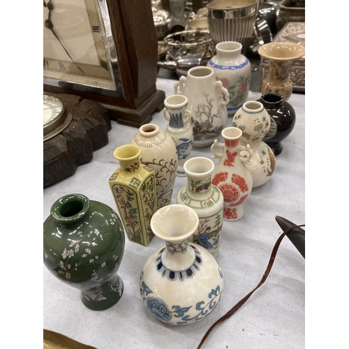 274 - A GROUP OF MINIATURE ORIENTAL PORCELAIN VASES AND PAIR OF VINTAGE BRASS TRAYS