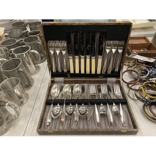 286 - TWO CASED SILVER PLATED CUTLERY SETS TO INCLUDE BLUE SILK LINED AND MAHOGANY EXAMPLE