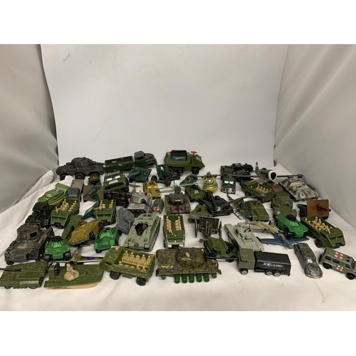 411 - A LARGE LOT OF VINTAGE DIECAST MILITARY MODEL VEHICLES