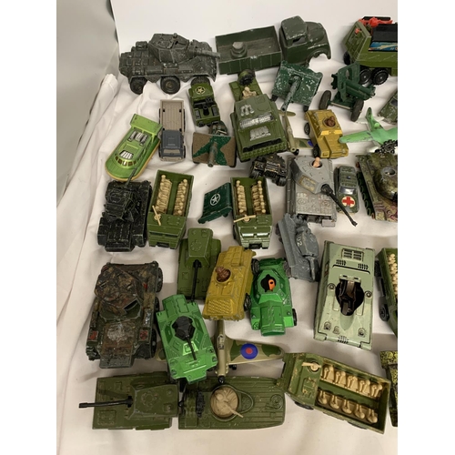 411 - A LARGE LOT OF VINTAGE DIECAST MILITARY MODEL VEHICLES