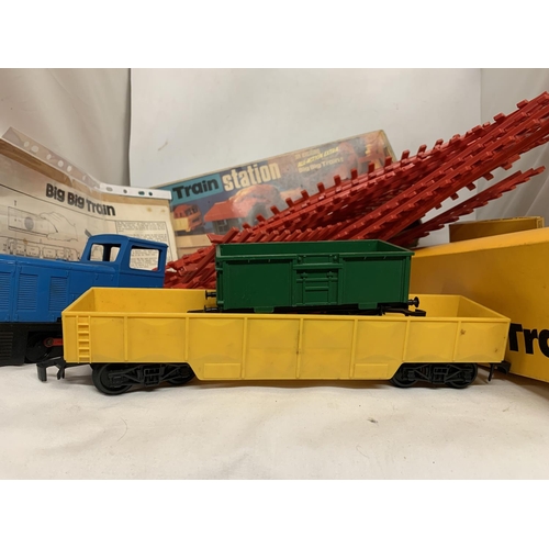 414 - A VINTAGE 1970'S  ROVEX TRIANG BIG BIG TRAIN STATION IN ORIGINAL BOX TOGETHER WITH TRACK, TRAINS AND... 