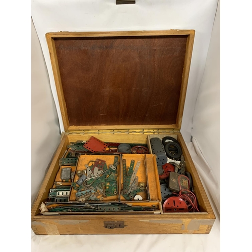 429 - A VINTAGE BOX CONTAINING A LARGE COLLECTION OF VINTAGE METAL MECCANO