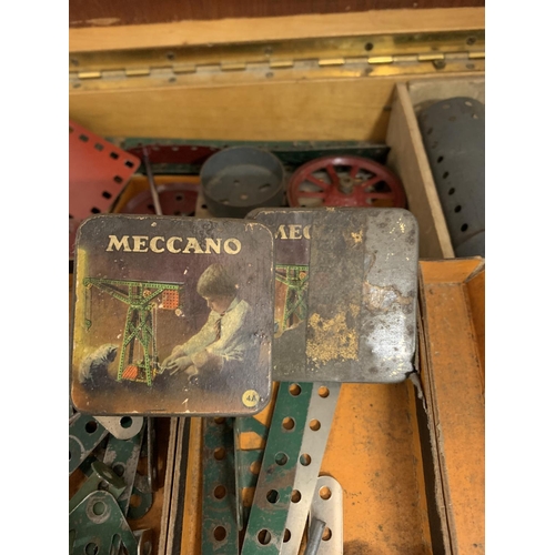 429 - A VINTAGE BOX CONTAINING A LARGE COLLECTION OF VINTAGE METAL MECCANO