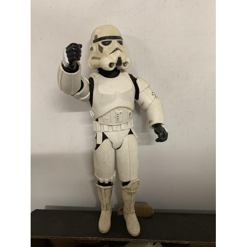 445 - A LARGE COLLECTION OF STAR WARS ITEMS TO INCLUDE FIGURES AND SPACESHIPS