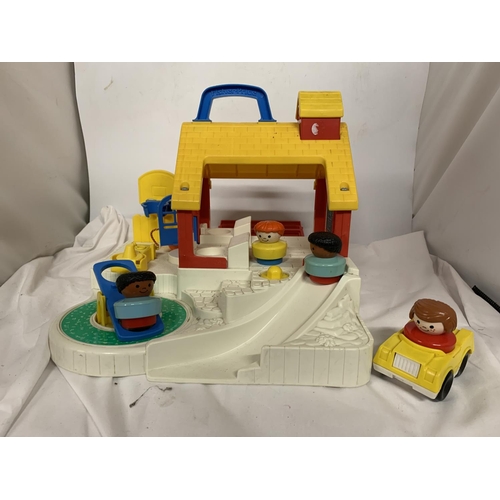 449 - A QUANTITY OF YOUNG CHILDREN'S TOYS TO INCLUDE A FISHER PRICE CHUNKY LITTLE PEOPLE SCHOOL HOUSE WITH... 