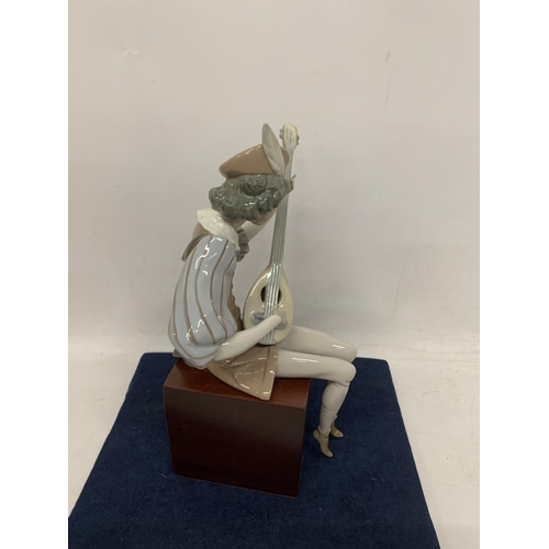 987 - A LLADRO FIGURE OF SEATED MINSTREL PLAYING A LUTE (THUMB A/F)