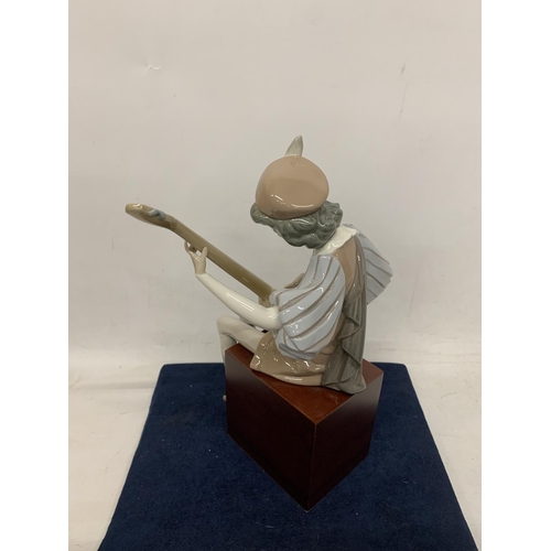 987 - A LLADRO FIGURE OF SEATED MINSTREL PLAYING A LUTE (THUMB A/F)