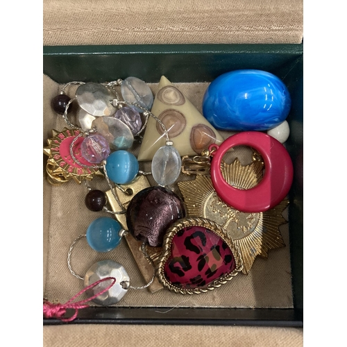 1204 - A BOX OF ASSORTED COSTUME JEWELLERY ITEMS