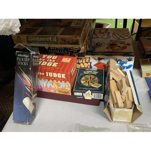 1119 - A QUANTITY OF VINTAGE GAMES TO INCLUDE MOUSE TRAP, CONNECT 4, THE VIKING GAME, PICK UP STICKS, ALPHA... 