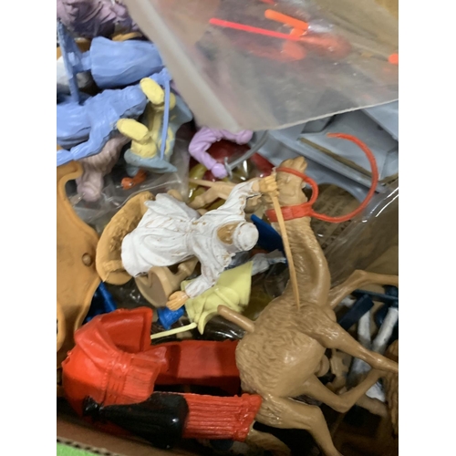 1136 - A QUANTITY OF PLASTIC TOY SOLDIERS, ARABS AND CAMELS