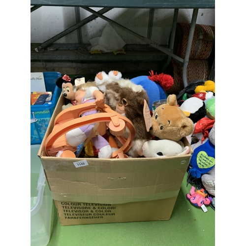 1142 - A COLLECTION OF SOFT TOYS TO INCLUDE MINNIE MOUSE, GREMLINS, ETC