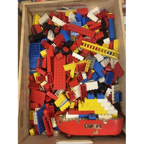 463 - A BOX OF VINTAGE 1970'S LEGO PLUS AN ORIGINAL BOX