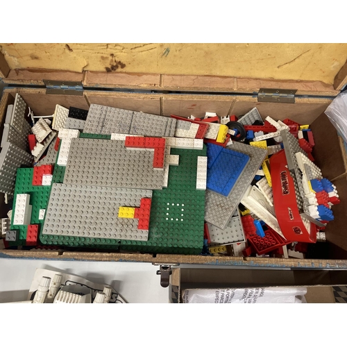 469 - A VINTAGE BOX CONTAINING A LARGE AMOUNT OF VINTAGE LEGO