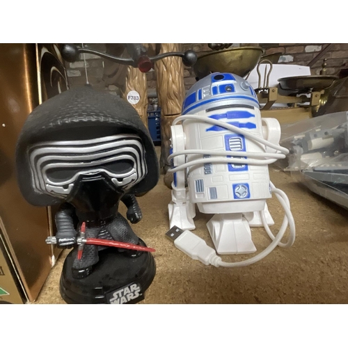 495 - A COLELCTION OF STAR WARS ITEMS TO INCLUDE A CHEWBACCA MODEL, R2D2 MODEL TO PLUG IN TO A COMPUTER, A... 