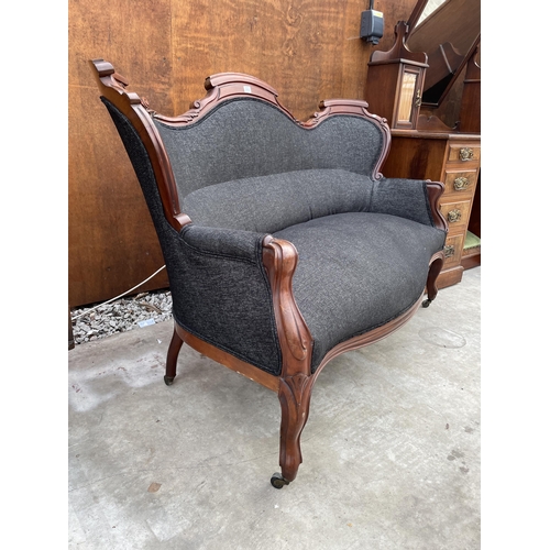 2512 - A 19TH CENTURY MAHOGANY SOFA WITH SCROLL ARMS AND BACK, ON FRONT CABRIOLE LEGS