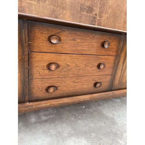 2513 - A LONG, POSSIBLY ERCOL ELM SIDEBOARD ENCLOSING THREE DRAWERS AND FOUR CUPBOARDS, 93