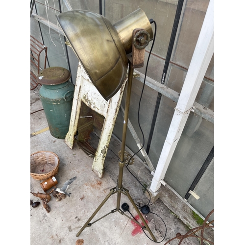 1524 - A VINTAGE STYLE ADJUSTABLE FLOOR LAMP WITH TRIPOD BASE