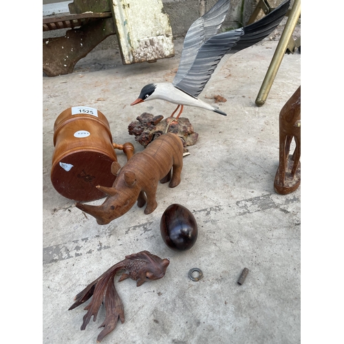 1525 - AN ASSORTMENT OF TREEN ITEMS TO INCLUDE ANIMAL FIGURES AND A TANKARD ETC