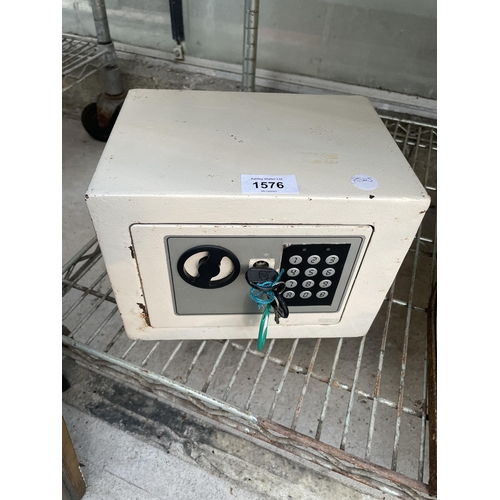 1576 - A SMALL DIGITAL KEYPAD SAFE WITH KEY