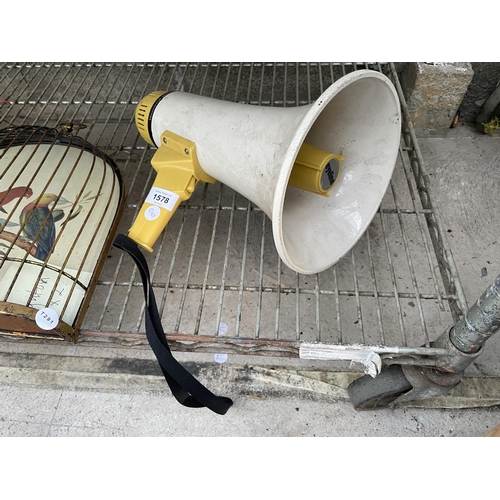 1578 - A RETRO EYELINE MEGAPHONE