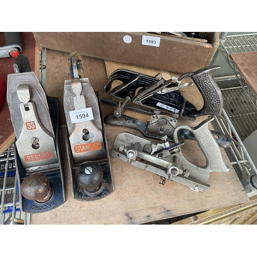 1594 - AN ASSORTMENT OF FIVE VINTAGE WOOD PLANES TO INCLUDE A STANLEY 4 1/2 AND A RECORD 4 1/2 ETC