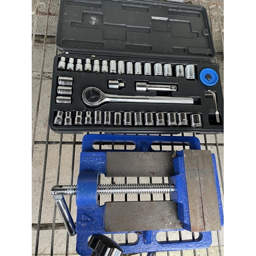 1599 - AN ASSORTMENT OF TOOLS TO INCLUDE A SOCKET SET AND THREE VICES